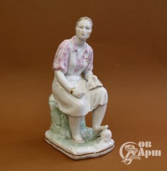 Скульптура "Девушка с книгой"